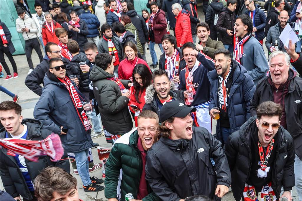 Hunderte Fans von Atletico Madrid haben sich vor dem Viertelfinal-Rückspiel in der Champions League ihrer Mannschaft gegen den BVB in der Dortmunder City warmgefeiert.