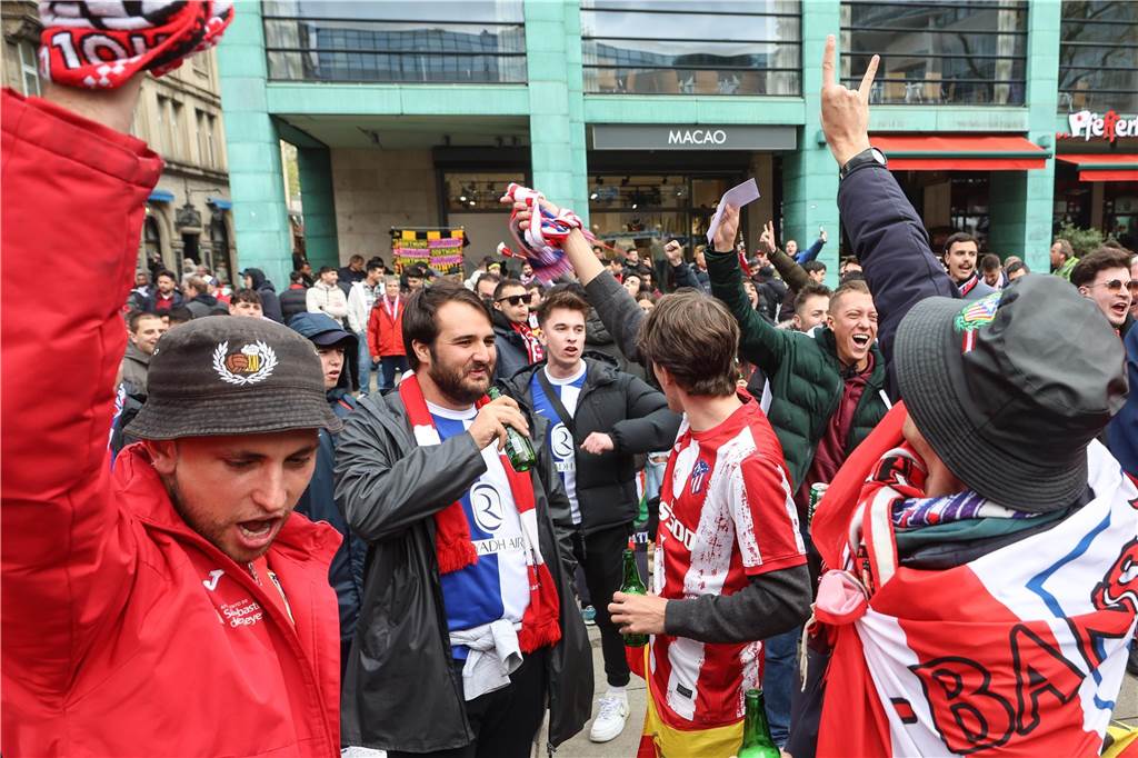 Hunderte Fans von Atletico Madrid haben sich vor dem Viertelfinal-Rückspiel in der Champions League ihrer Mannschaft gegen den BVB in der Dortmunder City warmgefeiert.