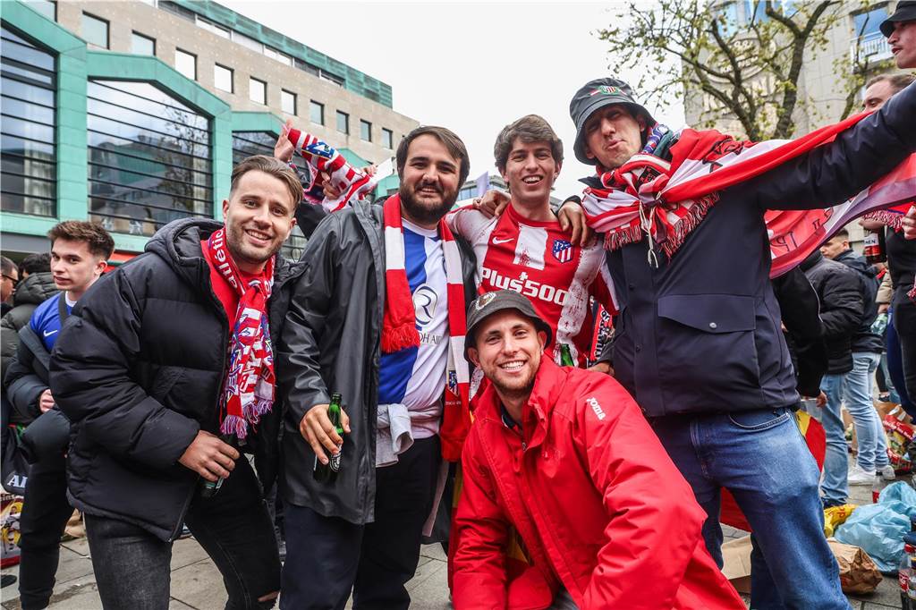 Hunderte Fans von Atletico Madrid haben sich vor dem Viertelfinal-Rückspiel in der Champions League ihrer Mannschaft gegen den BVB in der Dortmunder City warmgefeiert.