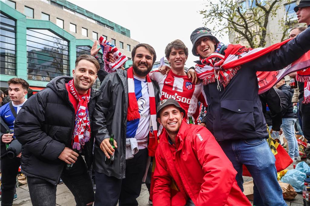 Hunderte Fans von Atletico Madrid haben sich vor dem Viertelfinal-Rückspiel in der Champions League ihrer Mannschaft gegen den BVB in der Dortmunder City warmgefeiert.