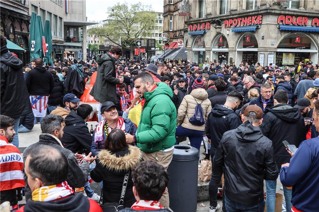 Hunderte Fans von Atletico Madrid haben sich vor dem Viertelfinal-Rückspiel in der Champions League ihrer Mannschaft gegen den BVB in der Dortmunder City warmgefeiert.