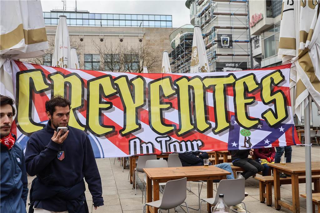 Hunderte Fans von Atletico Madrid haben sich vor dem Viertelfinal-Rückspiel in der Champions League ihrer Mannschaft gegen den BVB in der Dortmunder City warmgefeiert.