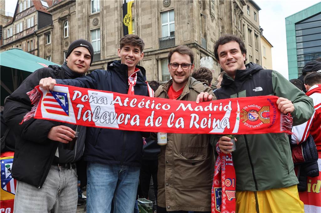 Hunderte Fans von Atletico Madrid haben sich vor dem Viertelfinal-Rückspiel in der Champions League ihrer Mannschaft gegen den BVB in der Dortmunder City warmgefeiert.