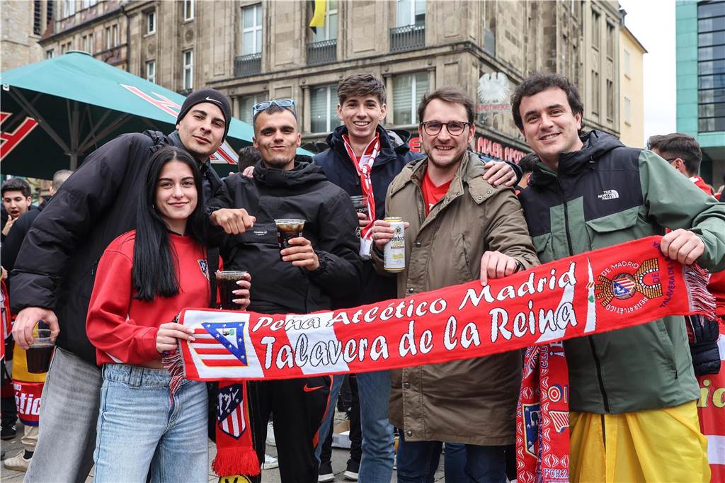 Hunderte Fans von Atletico Madrid haben sich vor dem Viertelfinal-Rückspiel in der Champions League ihrer Mannschaft gegen den BVB in der Dortmunder City warmgefeiert.