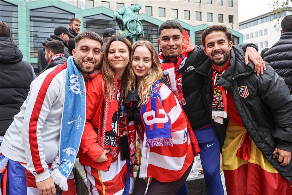 Hunderte Fans von Atletico Madrid haben sich vor dem Viertelfinal-Rückspiel in der Champions League ihrer Mannschaft gegen den BVB in der Dortmunder City warmgefeiert.