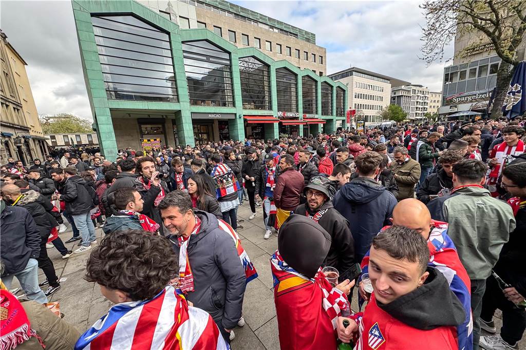 Hunderte Fans von Atletico Madrid haben sich vor dem Viertelfinal-Rückspiel in der Champions League ihrer Mannschaft gegen den BVB in der Dortmunder City warmgefeiert.