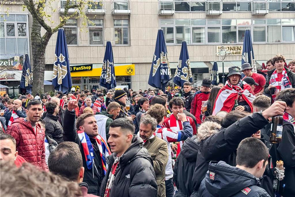 Hunderte Fans von Atletico Madrid haben sich vor dem Viertelfinal-Rückspiel in der Champions League ihrer Mannschaft gegen den BVB in der Dortmunder City warmgefeiert.