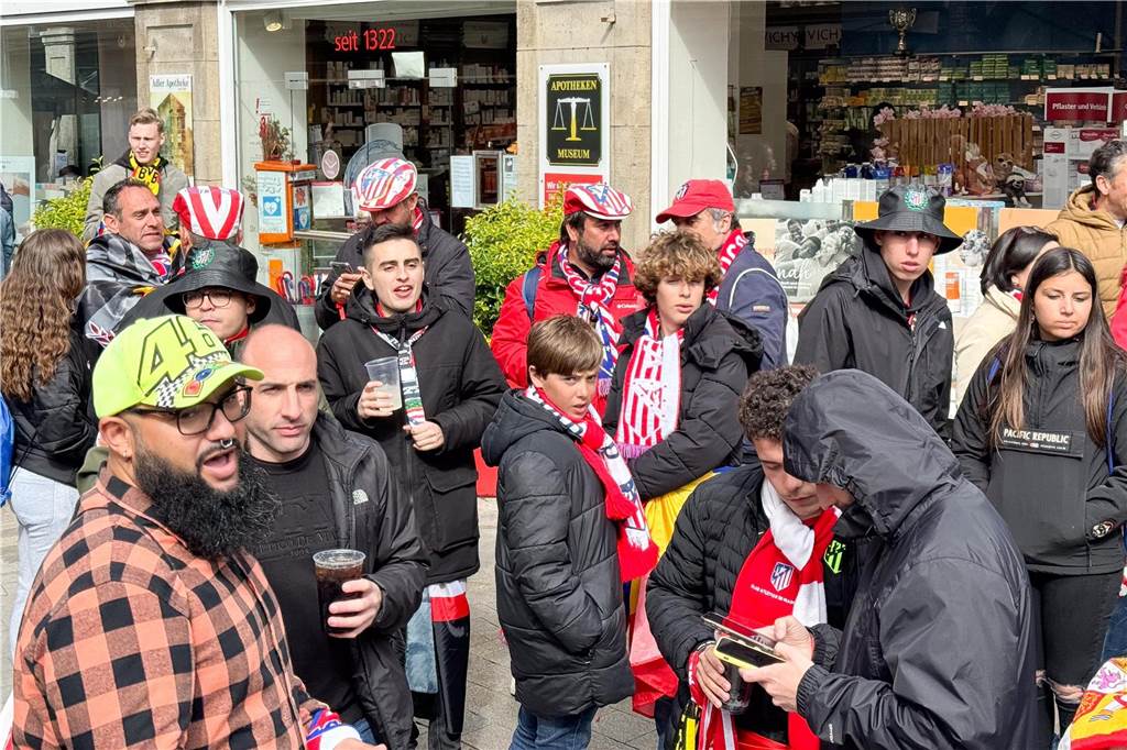 Hunderte Fans von Atletico Madrid haben sich vor dem Viertelfinal-Rückspiel in der Champions League ihrer Mannschaft gegen den BVB in der Dortmunder City warmgefeiert.