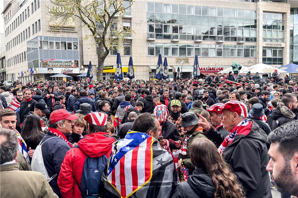 Hunderte Fans von Atletico Madrid haben sich vor dem Viertelfinal-Rückspiel in der Champions League ihrer Mannschaft gegen den BVB in der Dortmunder City warmgefeiert.