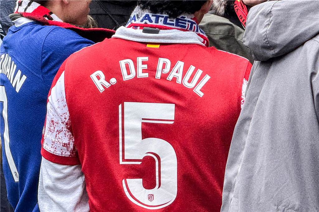 Hunderte Fans von Atletico Madrid haben sich vor dem Viertelfinal-Rückspiel in der Champions League ihrer Mannschaft gegen den BVB in der Dortmunder City warmgefeiert.