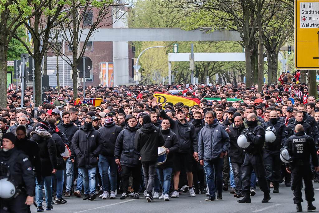 Hunderte Fans von Atletico Madrid haben sich vor dem Viertelfinal-Rückspiel in der Champions League ihrer Mannschaft gegen den BVB in der Dortmunder City warmgefeiert. Vom Alten Markt zogen sie anschließend gemeinsam zum Stadion.