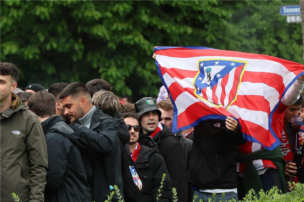 Hunderte Fans von Atletico Madrid haben sich vor dem Viertelfinal-Rückspiel in der Champions League ihrer Mannschaft gegen den BVB in der Dortmunder City warmgefeiert. Vom Alten Markt zogen sie anschließend gemeinsam zum Stadion.