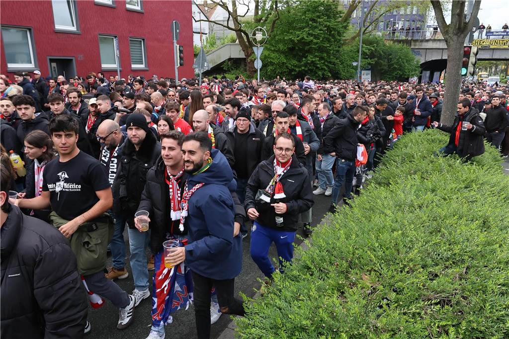 Hunderte Fans von Atletico Madrid haben sich vor dem Viertelfinal-Rückspiel in der Champions League ihrer Mannschaft gegen den BVB in der Dortmunder City warmgefeiert. Vom Alten Markt zogen sie anschließend gemeinsam zum Stadion.