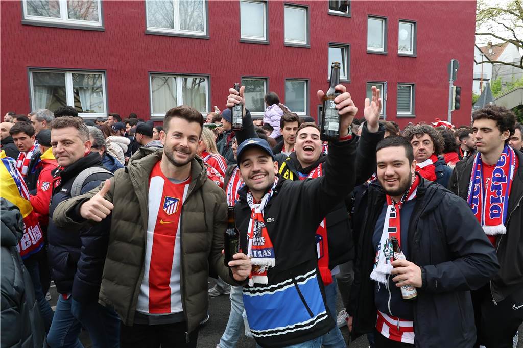 Hunderte Fans von Atletico Madrid haben sich vor dem Viertelfinal-Rückspiel in der Champions League ihrer Mannschaft gegen den BVB in der Dortmunder City warmgefeiert. Vom Alten Markt zogen sie anschließend gemeinsam zum Stadion.