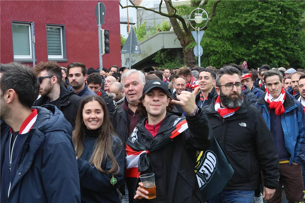 Hunderte Fans von Atletico Madrid haben sich vor dem Viertelfinal-Rückspiel in der Champions League ihrer Mannschaft gegen den BVB in der Dortmunder City warmgefeiert. Vom Alten Markt zogen sie anschließend gemeinsam zum Stadion.