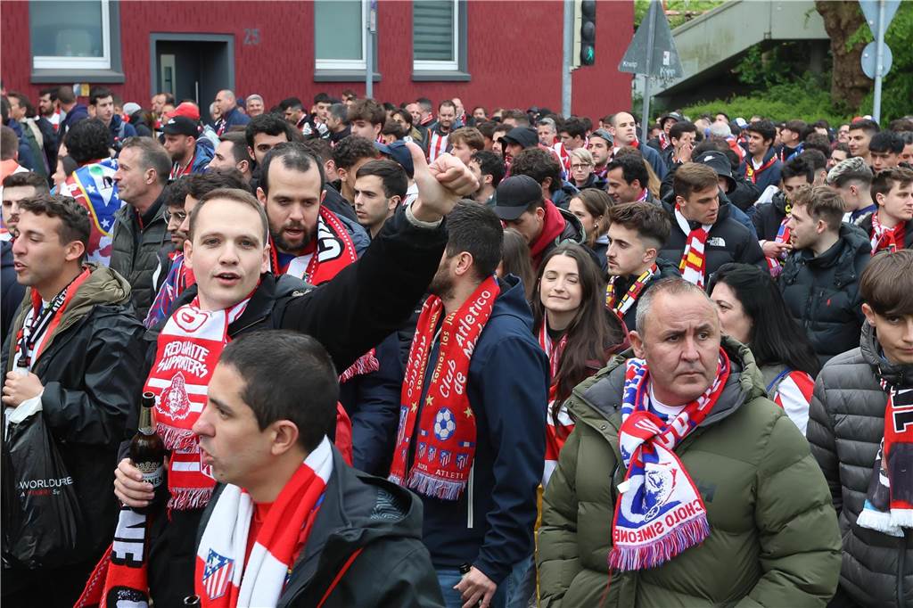Hunderte Fans von Atletico Madrid haben sich vor dem Viertelfinal-Rückspiel in der Champions League ihrer Mannschaft gegen den BVB in der Dortmunder City warmgefeiert. Vom Alten Markt zogen sie anschließend gemeinsam zum Stadion.