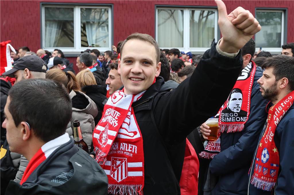 Hunderte Fans von Atletico Madrid haben sich vor dem Viertelfinal-Rückspiel in der Champions League ihrer Mannschaft gegen den BVB in der Dortmunder City warmgefeiert. Vom Alten Markt zogen sie anschließend gemeinsam zum Stadion.