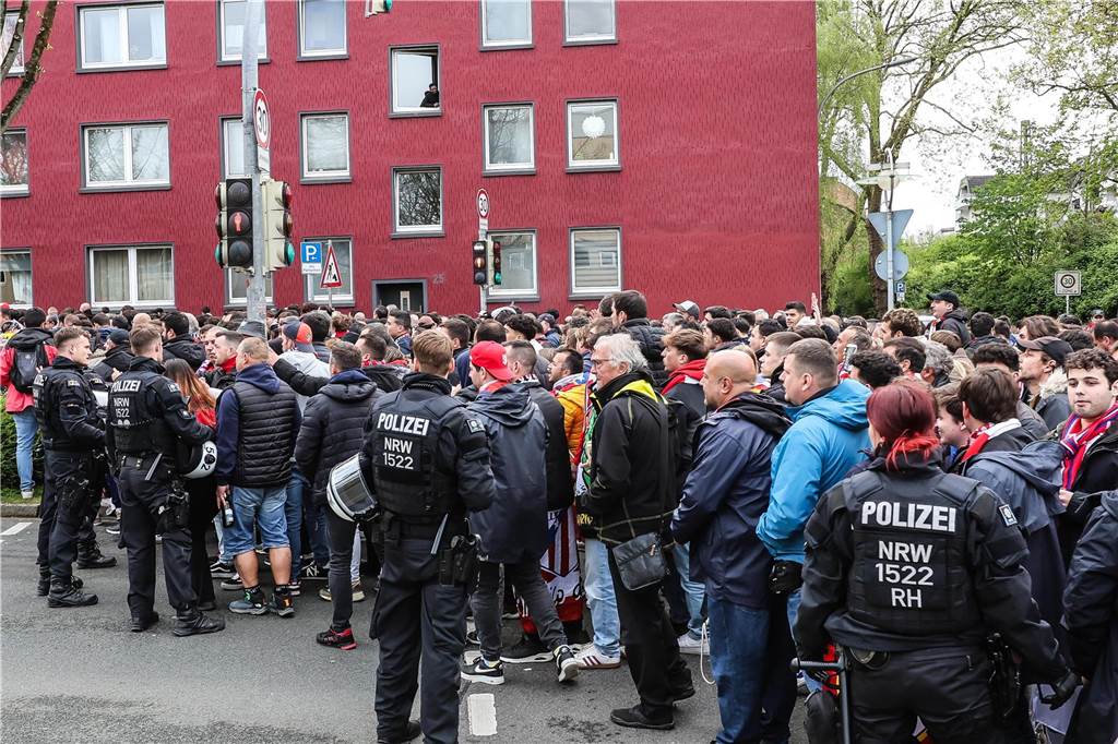 Hunderte Fans von Atletico Madrid haben sich vor dem Viertelfinal-Rückspiel in der Champions League ihrer Mannschaft gegen den BVB in der Dortmunder City warmgefeiert. Vom Alten Markt zogen sie anschließend gemeinsam zum Stadion.