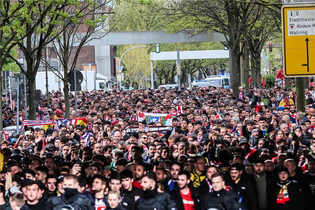 Hunderte Fans von Atletico Madrid haben sich vor dem Viertelfinal-Rückspiel in der Champions League ihrer Mannschaft gegen den BVB in der Dortmunder City warmgefeiert. Vom Alten Markt zogen sie anschließend gemeinsam zum Stadion.