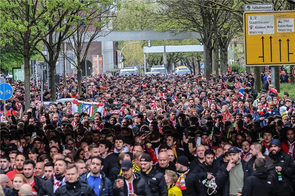 Hunderte Fans von Atletico Madrid haben sich vor dem Viertelfinal-Rückspiel in der Champions League ihrer Mannschaft gegen den BVB in der Dortmunder City warmgefeiert. Vom Alten Markt zogen sie anschließend gemeinsam zum Stadion.