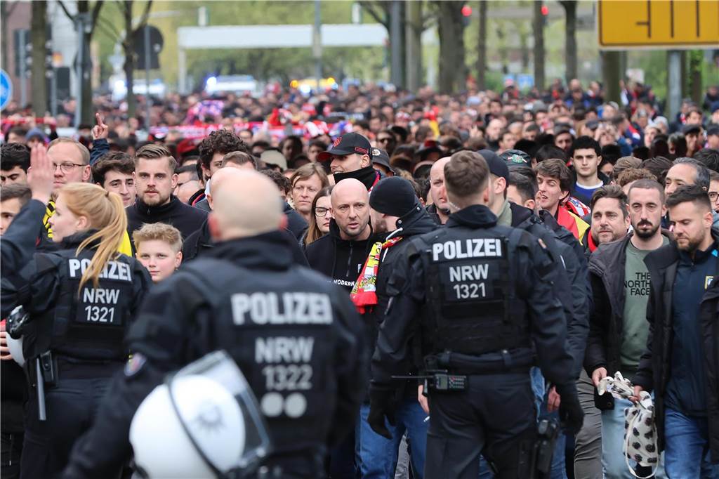 Hunderte Fans von Atletico Madrid haben sich vor dem Viertelfinal-Rückspiel in der Champions League ihrer Mannschaft gegen den BVB in der Dortmunder City warmgefeiert. Vom Alten Markt zogen sie anschließend gemeinsam zum Stadion.