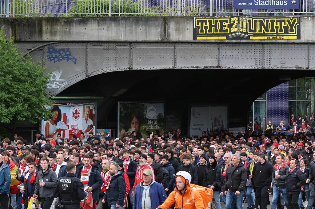Hunderte Fans von Atletico Madrid haben sich vor dem Viertelfinal-Rückspiel in der Champions League ihrer Mannschaft gegen den BVB in der Dortmunder City warmgefeiert. Vom Alten Markt zogen sie anschließend gemeinsam zum Stadion.