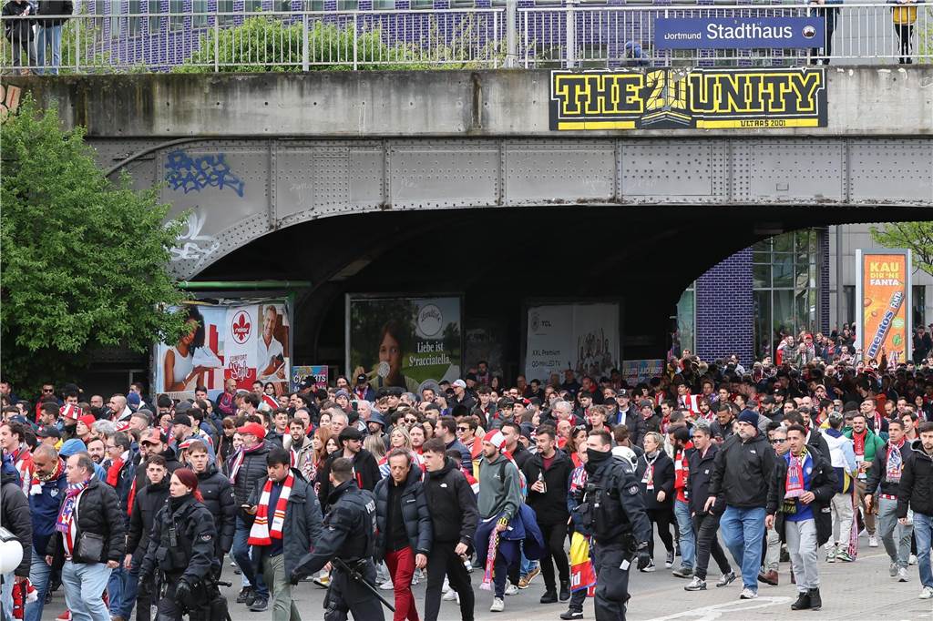 Hunderte Fans von Atletico Madrid haben sich vor dem Viertelfinal-Rückspiel in der Champions League ihrer Mannschaft gegen den BVB in der Dortmunder City warmgefeiert. Vom Alten Markt zogen sie anschließend gemeinsam zum Stadion.