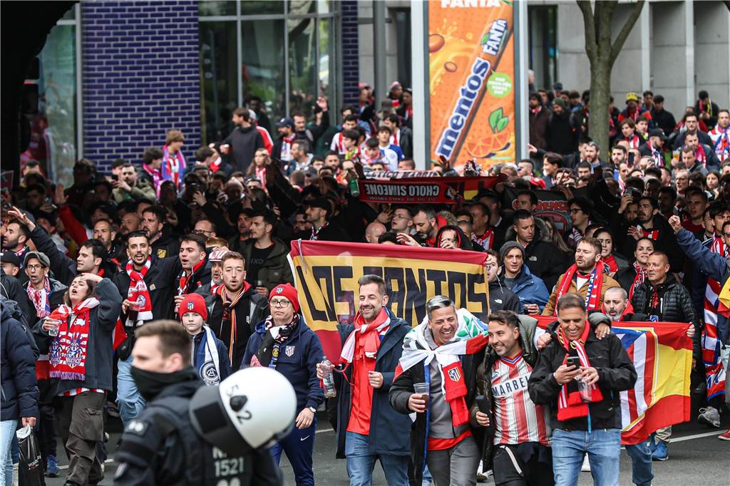 Hunderte Fans von Atletico Madrid haben sich vor dem Viertelfinal-Rückspiel in der Champions League ihrer Mannschaft gegen den BVB in der Dortmunder City warmgefeiert. Vom Alten Markt zogen sie anschließend gemeinsam zum Stadion.