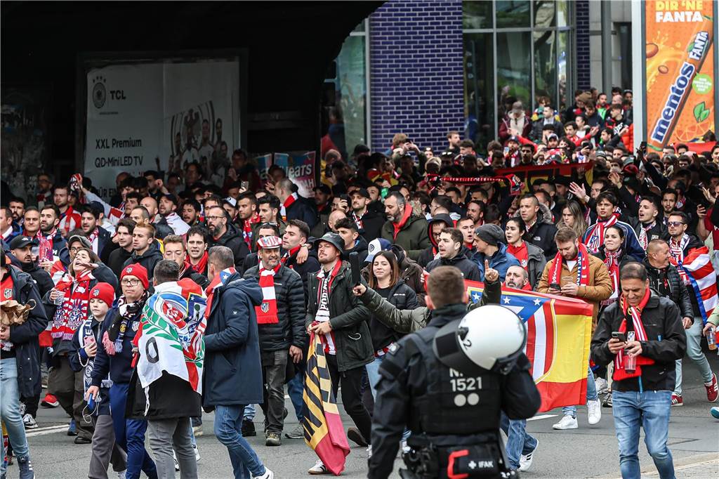 Hunderte Fans von Atletico Madrid haben sich vor dem Viertelfinal-Rückspiel in der Champions League ihrer Mannschaft gegen den BVB in der Dortmunder City warmgefeiert. Vom Alten Markt zogen sie anschließend gemeinsam zum Stadion.