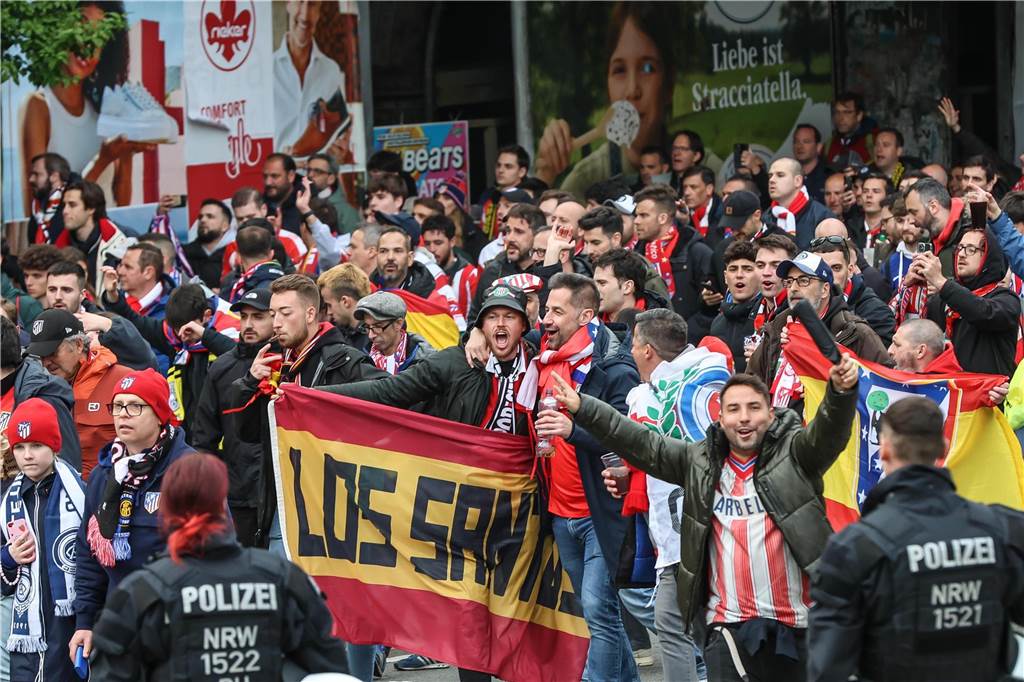 Hunderte Fans von Atletico Madrid haben sich vor dem Viertelfinal-Rückspiel in der Champions League ihrer Mannschaft gegen den BVB in der Dortmunder City warmgefeiert. Vom Alten Markt zogen sie anschließend gemeinsam zum Stadion.
