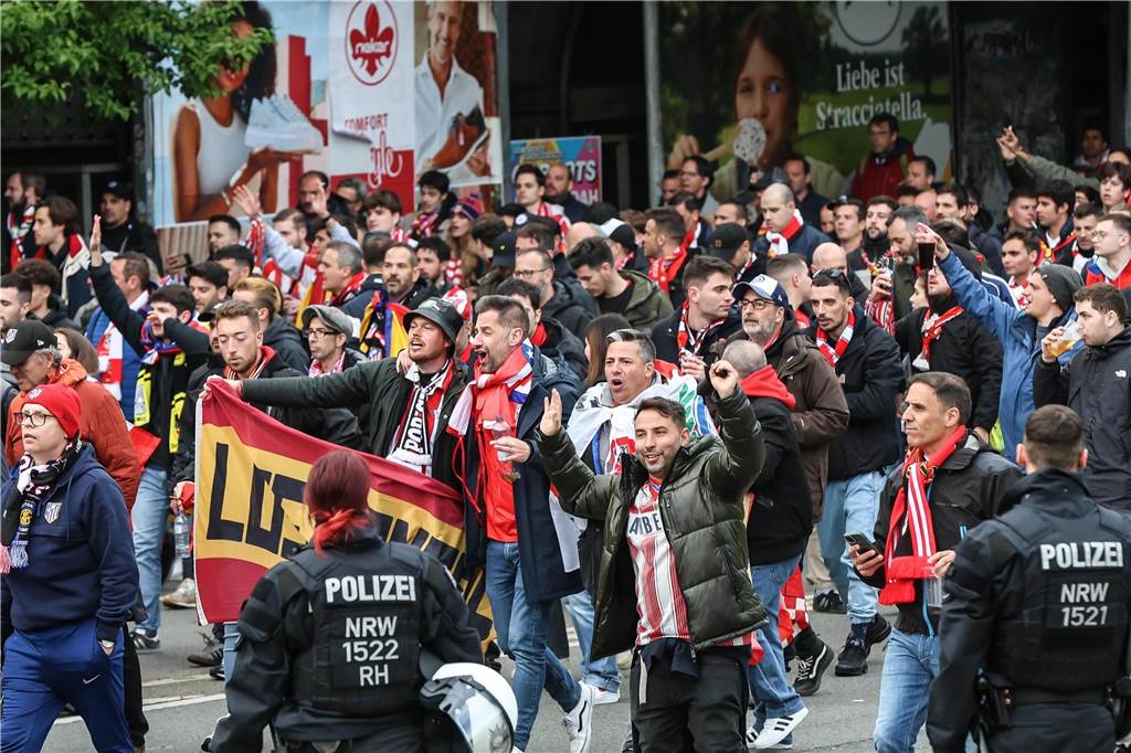Hunderte Fans von Atletico Madrid haben sich vor dem Viertelfinal-Rückspiel in der Champions League ihrer Mannschaft gegen den BVB in der Dortmunder City warmgefeiert. Vom Alten Markt zogen sie anschließend gemeinsam zum Stadion.