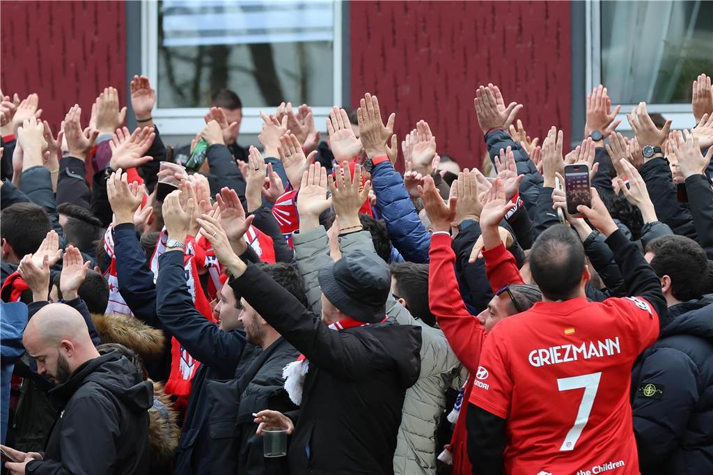 Hunderte Fans von Atletico Madrid haben sich vor dem Viertelfinal-Rückspiel in der Champions League ihrer Mannschaft gegen den BVB in der Dortmunder City warmgefeiert. Vom Alten Markt zogen sie anschließend gemeinsam zum Stadion.