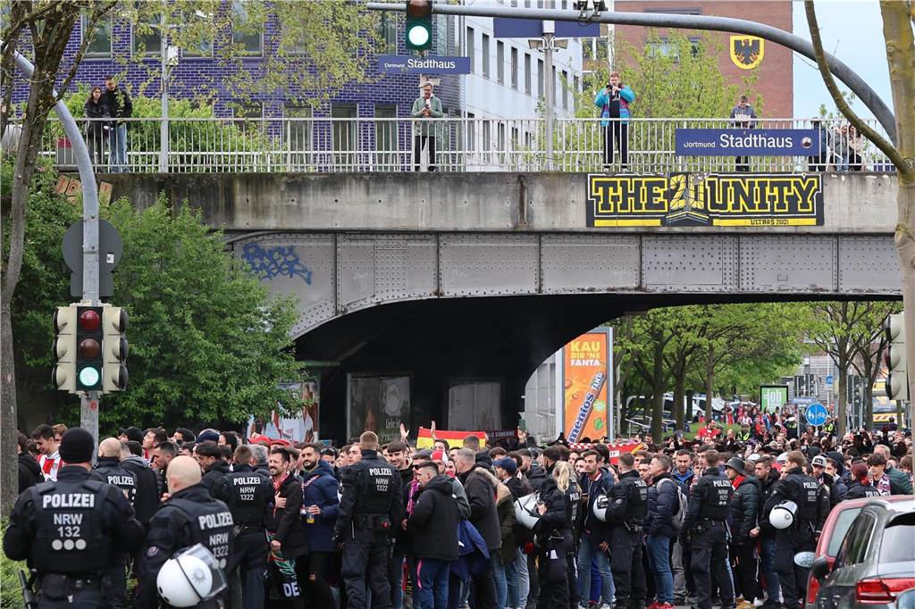 Hunderte Fans von Atletico Madrid haben sich vor dem Viertelfinal-Rückspiel in der Champions League ihrer Mannschaft gegen den BVB in der Dortmunder City warmgefeiert. Vom Alten Markt zogen sie anschließend gemeinsam zum Stadion.