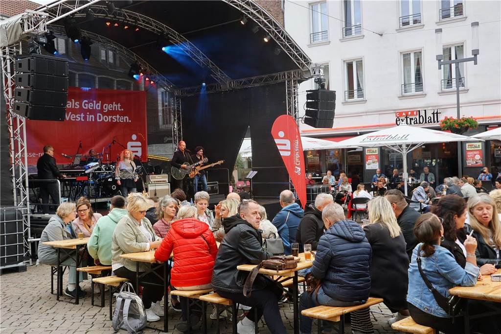 Trotz des Wetters: Gute Stimmung und volle Innenstadt beim Altstadtfest Hunderte Fans wollten am Samstag die Florians sehen und hören.