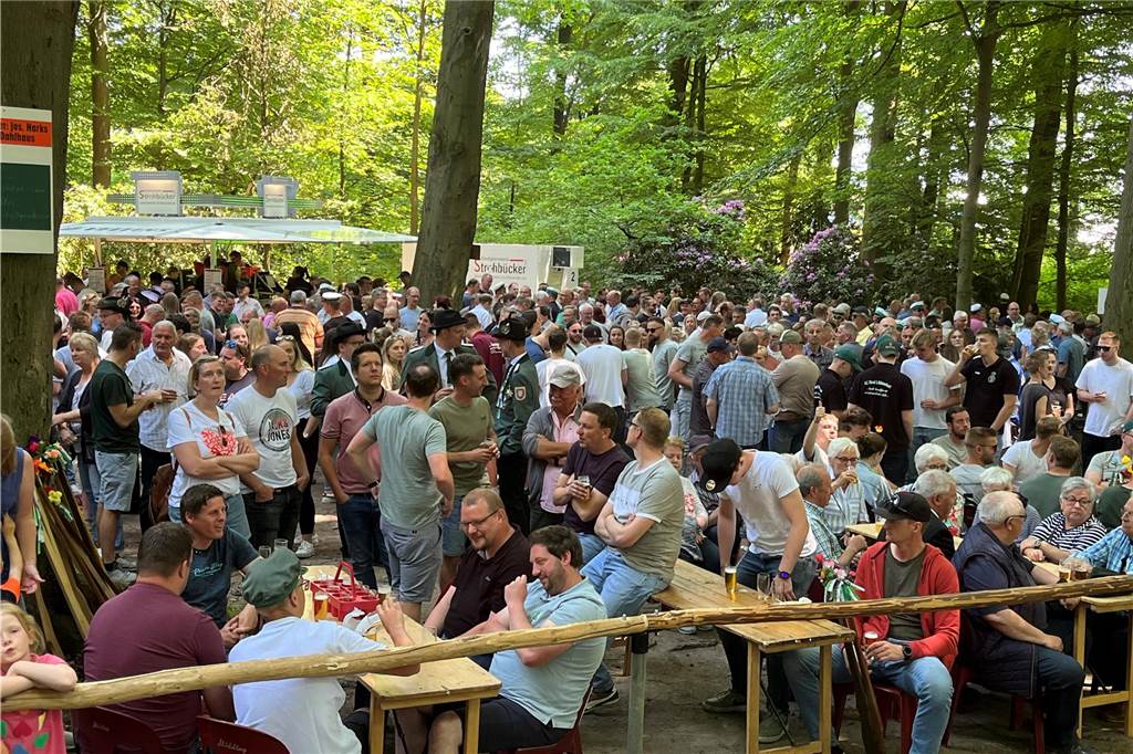 Hunderte hatten sich im Pastors Busch beim Vogelschießen versammelt.
