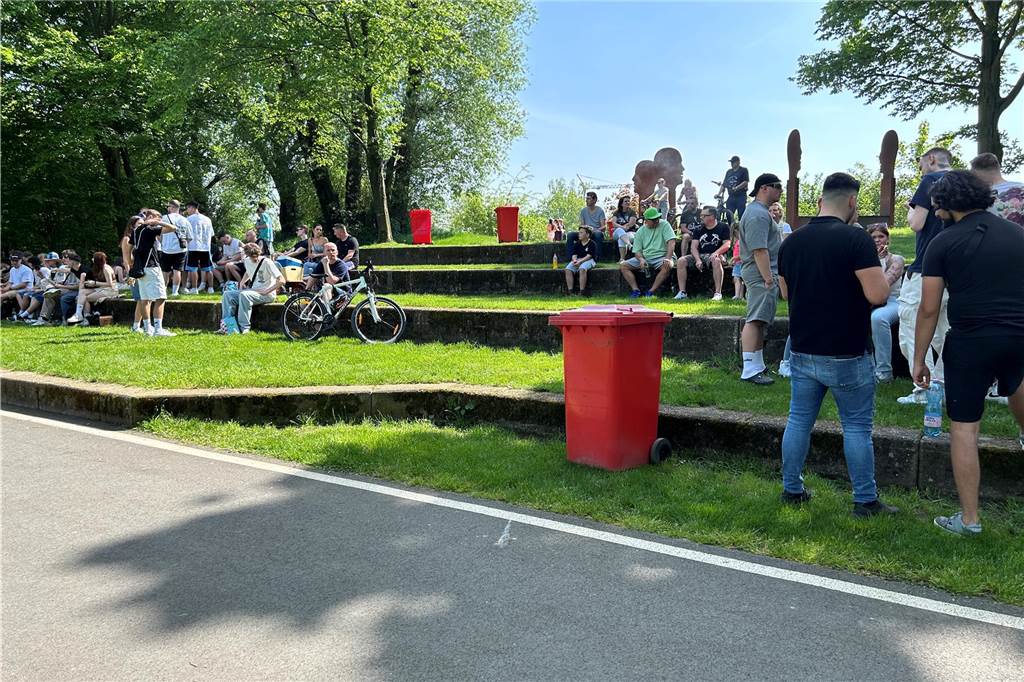 Viel los am 1. Mai in Dorsten: Viele Fotos zeigen Party im Bürgerpark Maria Lindenhof Hunderte junge Menschen feierten am Mittwoch (1.5.) im Bürgerpark Maria Lindenhof in Dorsten.