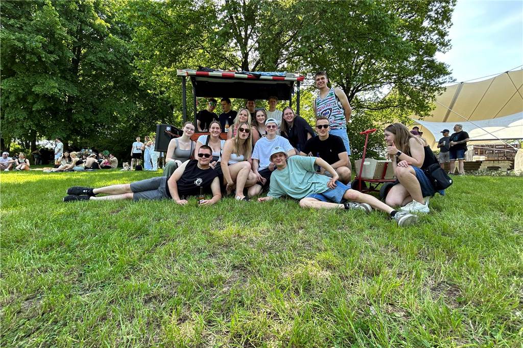 Hunderte junge Menschen feierten am Mittwoch (1.5.) im Bürgerpark Maria Lindenhof in Dorsten.