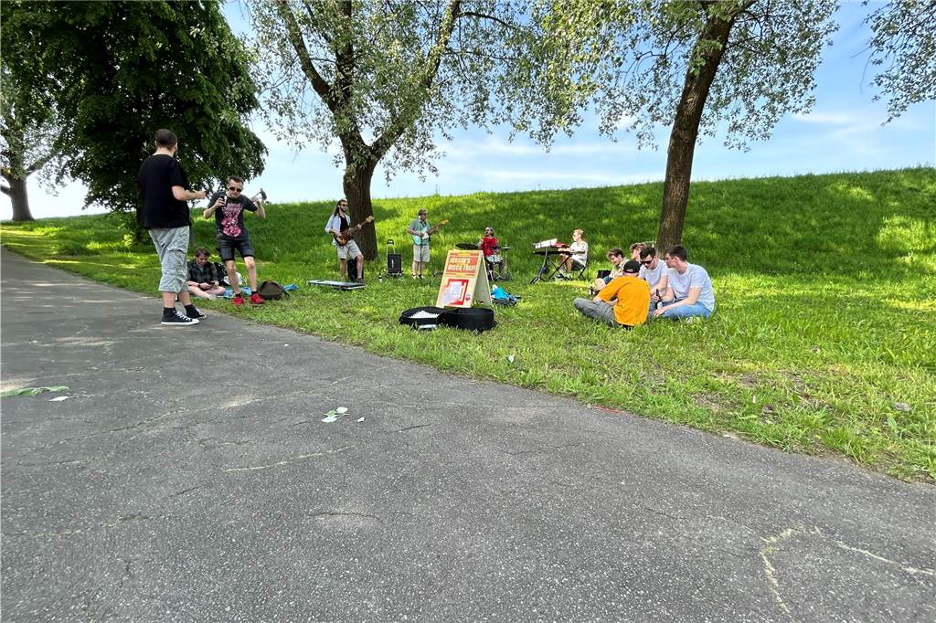 Hunderte junge Menschen feierten am Mittwoch (1.5.) im Bürgerpark Maria Lindenhof in Dorsten.