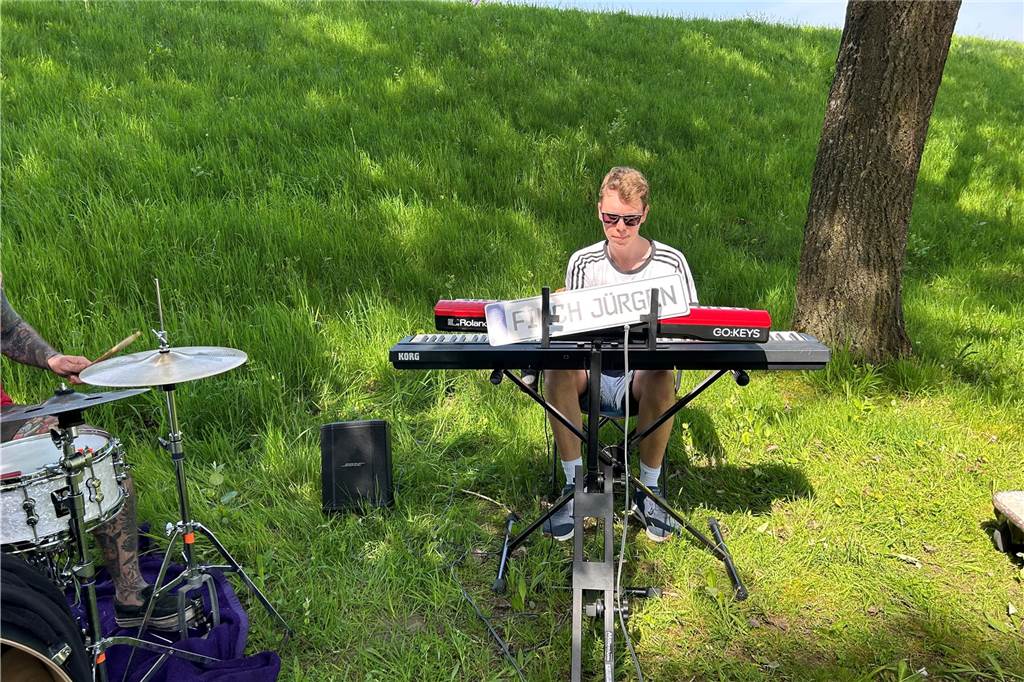Hunderte junge Menschen feierten am Mittwoch (1.5.) im Bürgerpark Maria Lindenhof in Dorsten.