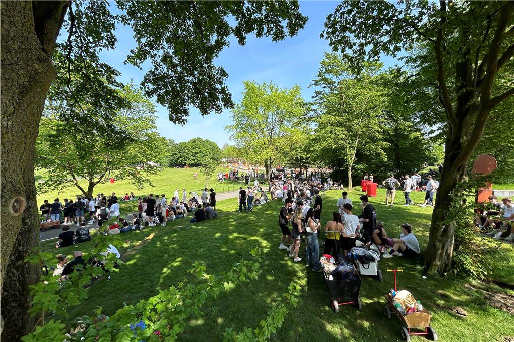 Hunderte junge Menschen feierten am Mittwoch (1.5.) im Bürgerpark Maria Lindenhof in Dorsten.