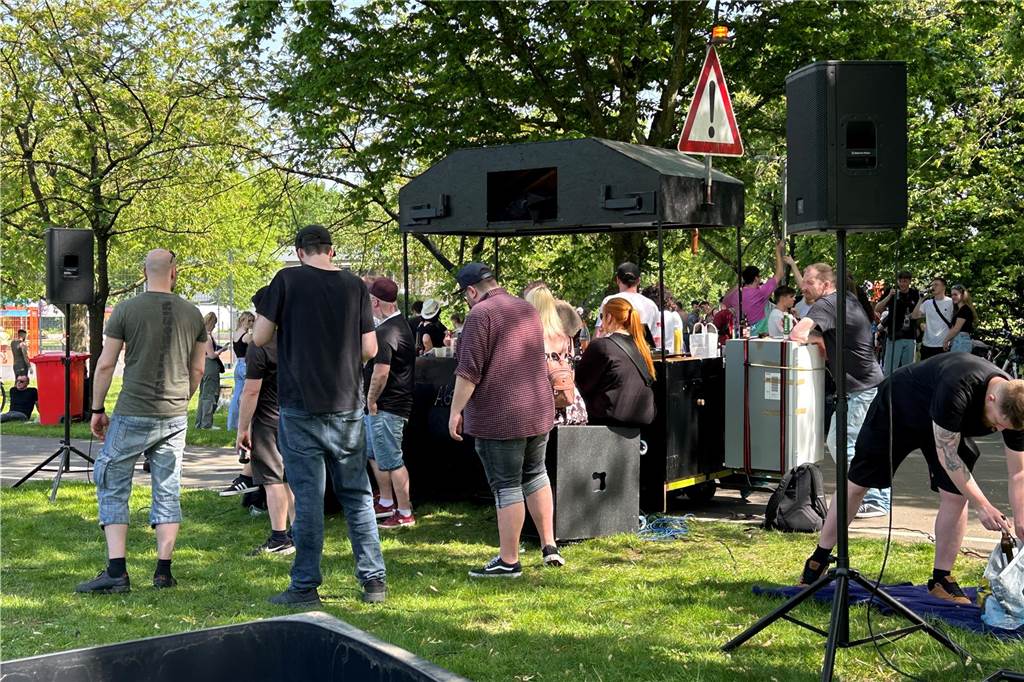 Hunderte junge Menschen feierten am Mittwoch (1.5.) im Bürgerpark Maria Lindenhof in Dorsten.