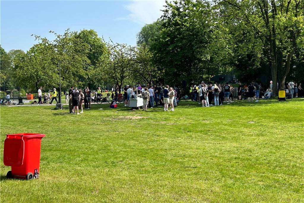 Hunderte junge Menschen feierten am Mittwoch (1.5.) im Bürgerpark Maria Lindenhof in Dorsten.