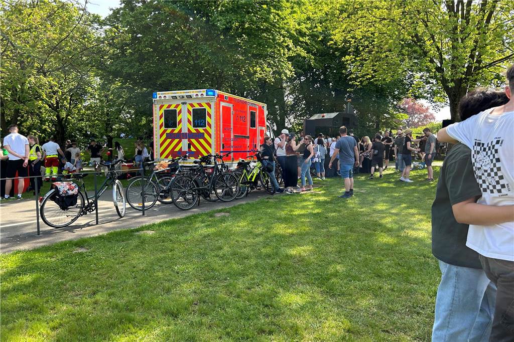 Hunderte junge Menschen feierten am Mittwoch (1.5.) im Bürgerpark Maria Lindenhof in Dorsten.