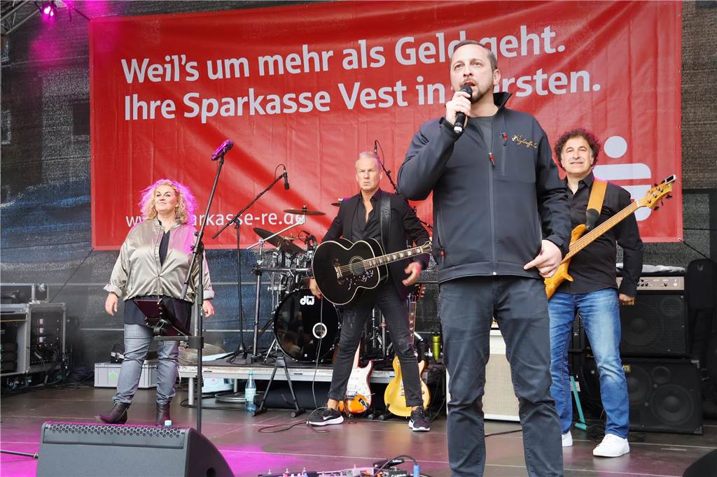 Hunderte kamen am Samstagabend zum Marktplatz in Dorsten, um die Florians zu hören.