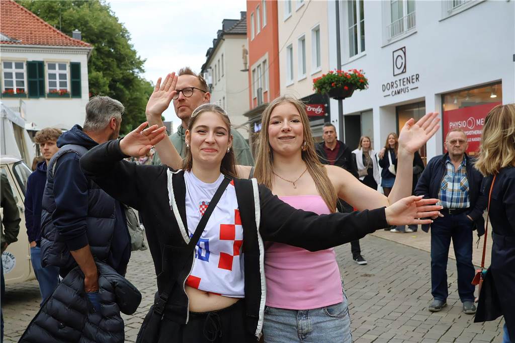 Hunderte kamen am Samstagabend zum Marktplatz in Dorsten, um die Florians zu hören.
