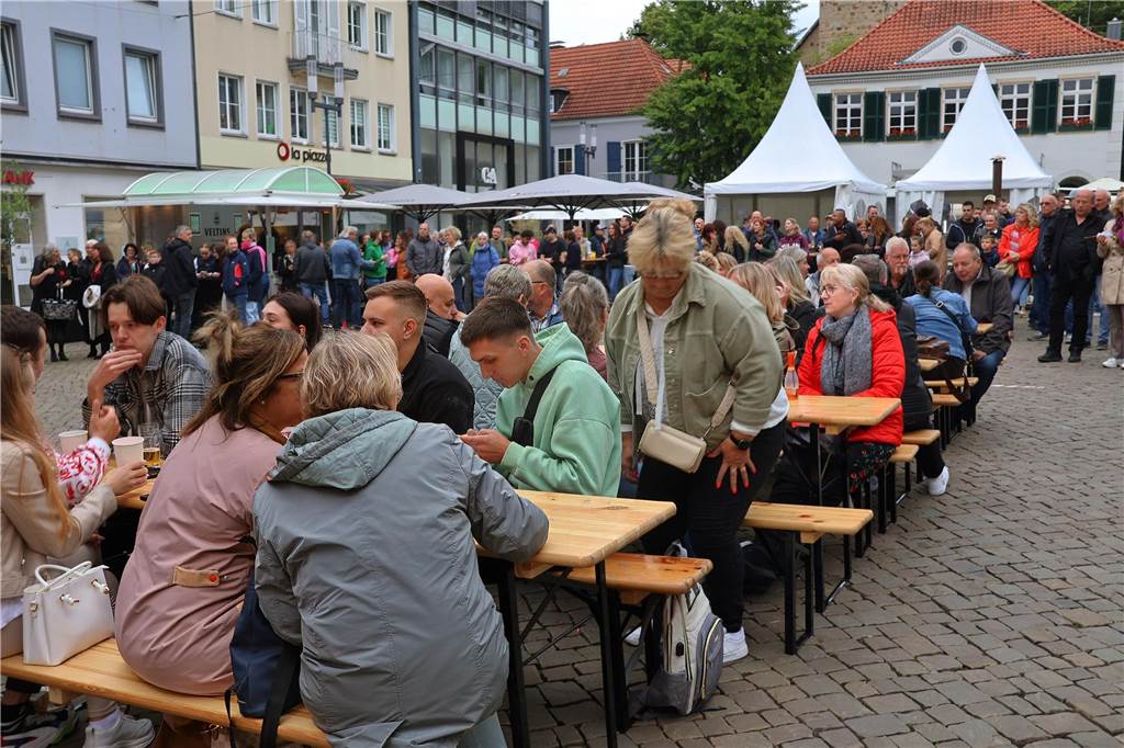 Hunderte kamen am Samstagabend zum Marktplatz in Dorsten, um die Florians zu hören.