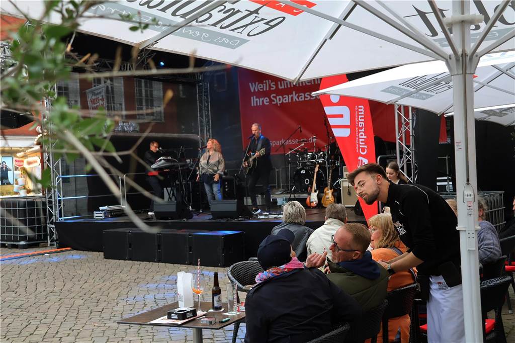 Hunderte kamen am Samstagabend zum Marktplatz in Dorsten, um die Florians zu hören.