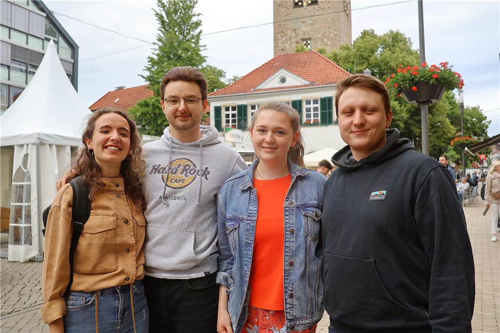 Hunderte kamen am Samstagabend zum Marktplatz in Dorsten, um die Florians zu hören.