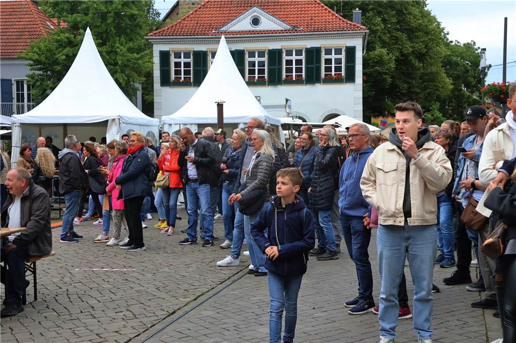 Hunderte kamen am Samstagabend zum Marktplatz in Dorsten, um die Florians zu hören.