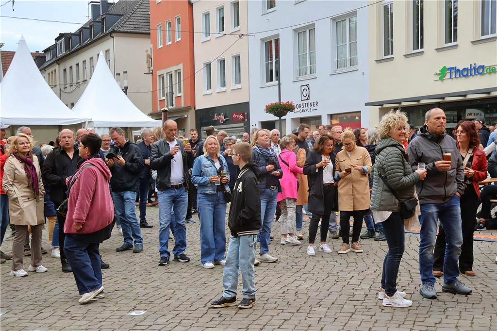 Hunderte kamen am Samstagabend zum Marktplatz in Dorsten, um die Florians zu hören.